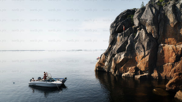 Cliff jumping at Huvön, Luleå/kalix archipelago Sweden: A bright summer day adventure