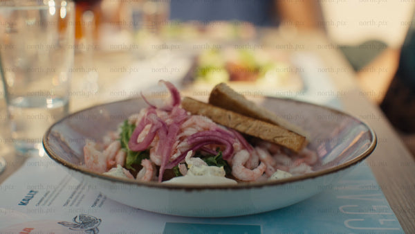 Summer evening gourmet shrimp salad in Luleå: A relaxing urban dining experience