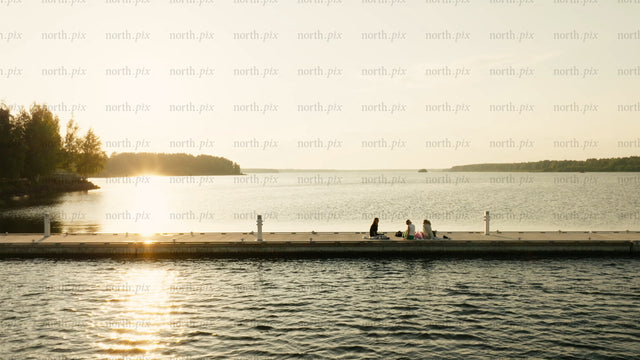 Sommarpicknick i solnedgången på kajen i Luleå, Sverige