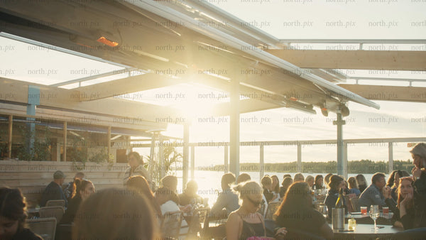 Summer evening on a rooftop patio in Luleå: Friends and family enjoying drinks and conversation