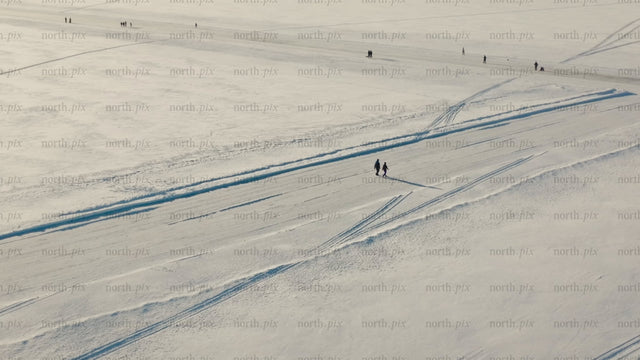 Vinterland i Luleå, Sverige: Flygfoto från drönare av snöigt landskap och aktiviteter i frusen sjö