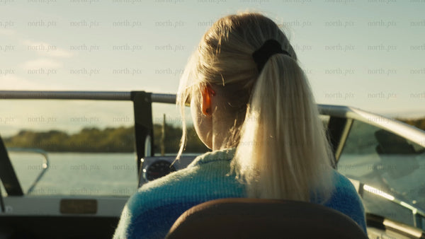 Golden hour boat trip in the Luleå archipelago: A woman's summer adventure