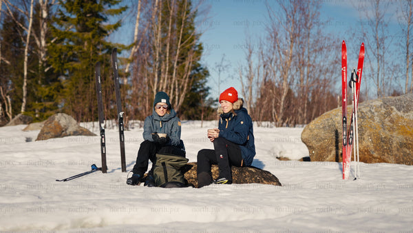 Winter break: Cross-country skiers enjoying hot drinks in Luleå archipelago