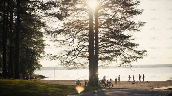 Summer in Luleå: Friends enjoying a sunny beach