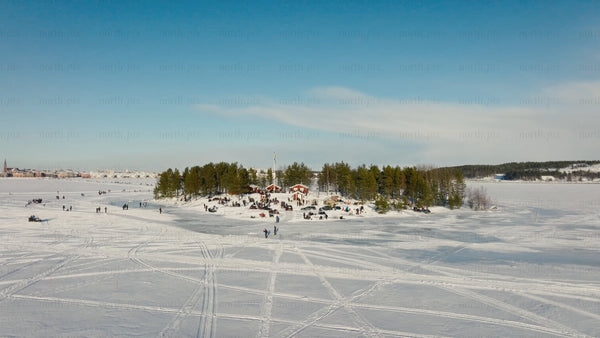 Winter wonderland in Luleå: People gather on a frozen lake island