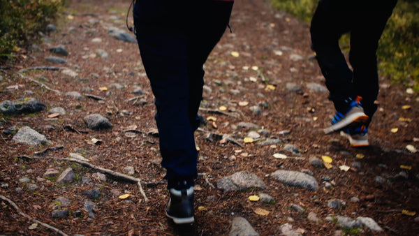 Autumn hike in Luleå: Two people walking on a rocky trail at Bällingeberget