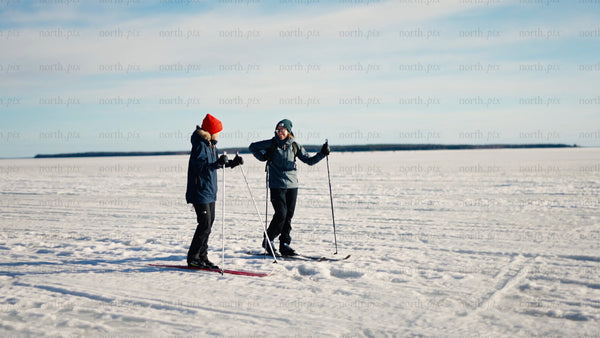 Winter cross-country skiing in the Luleå archipelago – bright sunlight