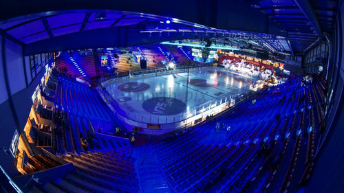 Timelapse av en hockeymatch i en fullsatt arena med jublande fans