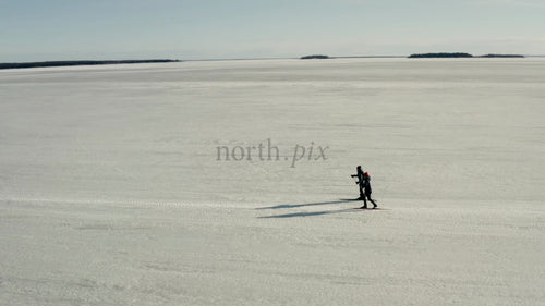 Längdskidåkning på fruset hav i Luleå, Sverige, vinterdag