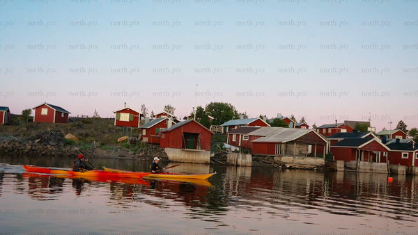 Kayaking in the Luleå archipelago: A summer evening paddle by red cabins