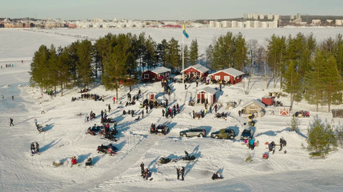Vinterträff i Luleå, Sverige: Flygfoto från drönaren över snötäckt ö och stadssilhuett