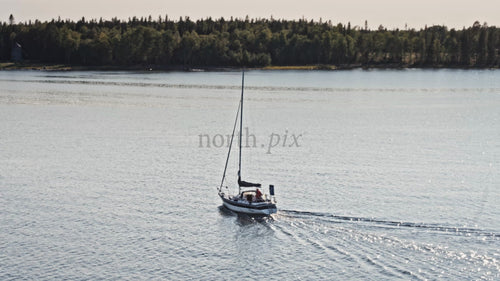 Segling på Luleå älv i Sverige på en solig sommardag, drönarfilm från flyg
