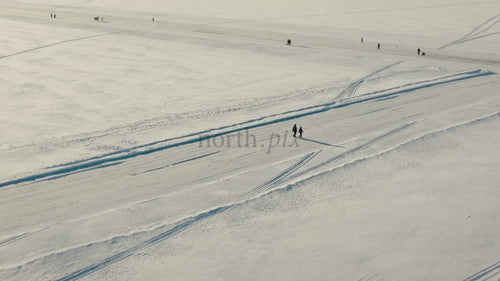 Vinterland i Luleå, Sverige: Flygfoto från drönare av snöigt landskap och aktiviteter i frusen sjö