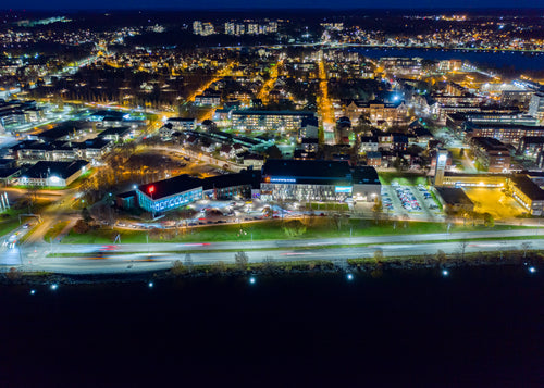 Drönarflygfoto över Luleå på natten under den blå timmen på hösten