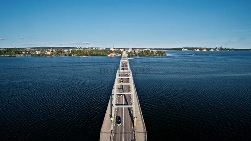 Flygfoto över Bergnäsbron i Luleå, Sverige, en sommardag