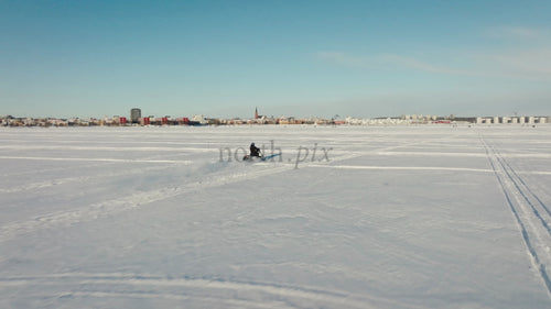Snöskoteråkning över frusen sjö i Luleå, Sverige - Vinterlandskap