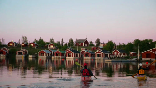 Kajakpaddling i Luleå skärgård i skymningen: En fridfull sommarkväll i Sverige