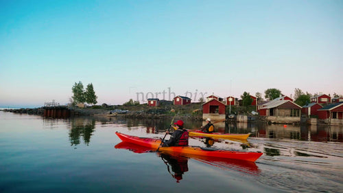 Kajakpaddling i soluppgången i Luleå skärgård: Ett sommaräventyr
