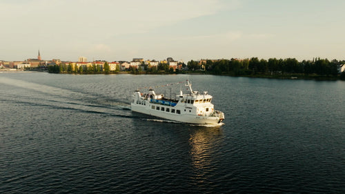 Passagerarfärjan M/S Laponia kryssar på Luleälven i Luleå, Sverige, under en sommarkväll