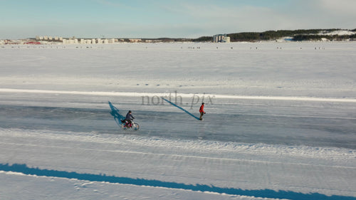Vinterkul i Luleå: Skridskoåkning och cykling på en frusen sjö