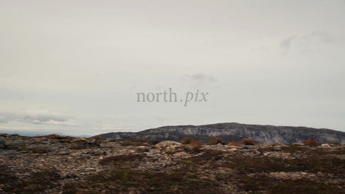 Mountainbiker cyklar längs Rocky Ridge med naturskön utsikt över bergen