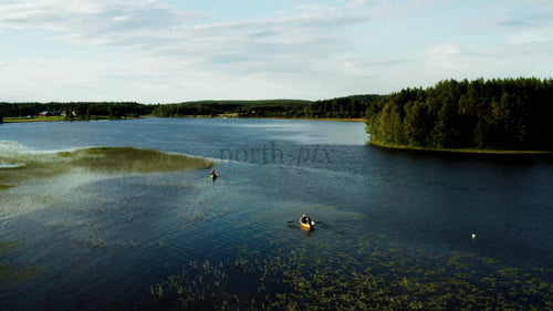 Kanottur på en lugn sjö i Luleå på sommarkvällar