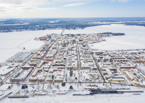 Vinterdrönarvy av Luleås stadslandskap och omgivande snötäckta landskap