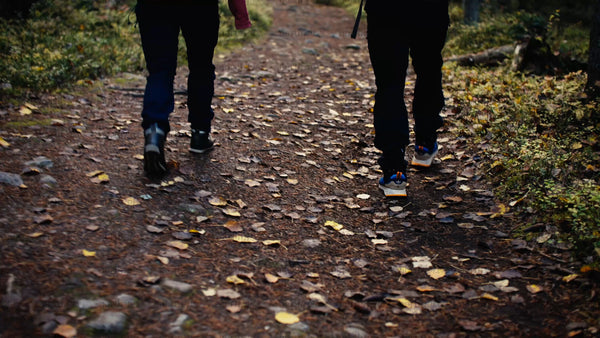 Autumn forest hike in Luleå: Two backpackers on a scenic trail