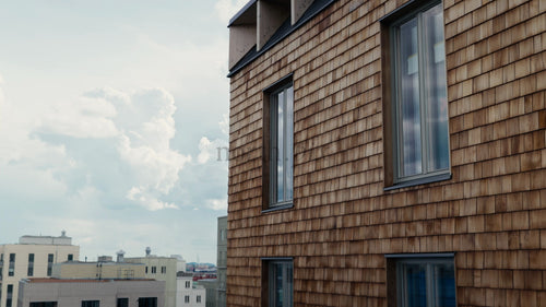 Modern träarkitekturbyggnadsexteriör med panoreringskamerarörelse