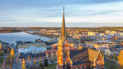 Flygfoto över Luleå domkyrka och stadsbilden i solnedgången