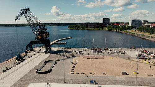 Sommar i Luleå: Flygfoto över hamnen, stadsbilden och strandaktivitet