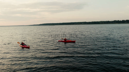 Kajakpaddling vid solnedgången i Luleå: En flygvy över lugna vatten