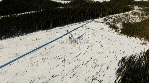 Markbygden vindpark: Vintervy från luften av förnybar energi i snöigt landskap