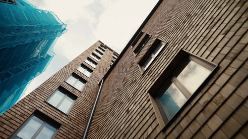 Modern träarkitektur: Höghusfasad och fönster med byggnadsställningar