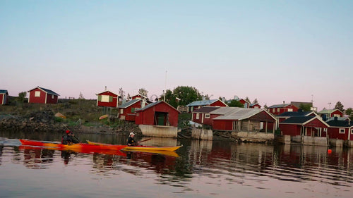 Kajakpaddling i Luleå skärgård: En sommarkvällspaddling vid Red Cabins