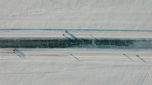 Flygfoto över frusen flod i Luleå, Sverige med människor som åker skridskor och går på vintern