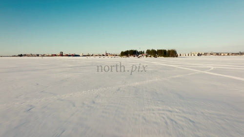 Vinter i Luleå, Sverige: Flygfoto från drönaren av en frusen sjö och en ösamling