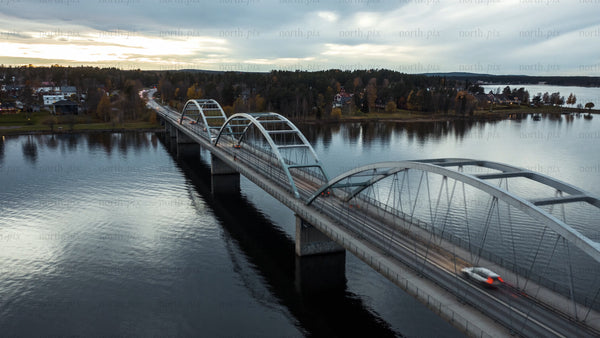 Luleå evening bridge timelapse: Cars crossing Bergnäsbron