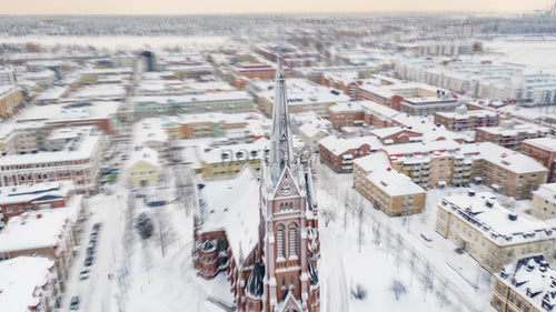 Flygfoto över Luleå domkyrka och stadsbilden i snöig vinter vid solnedgången