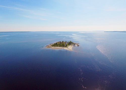 Drönarbild av en liten ö i Luleå skärgård, sommardag