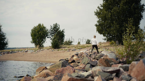 Sommarpromenad på en klippig strand i Luleå skärgård, Sverige