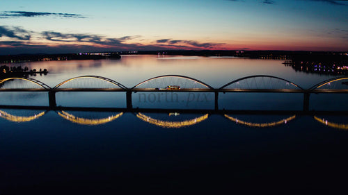 Luleå, Sverige: Solnedgång över Bergnäsbron - Drönarfilm från flyg