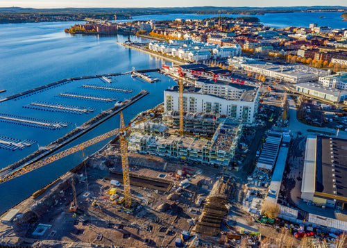 Höststadsstrand med byggarbetsplats och flygperspektiv över natursköna Luleå