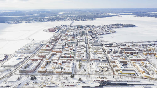 Flygfoto över snötäckta Luleå, Sverige på vintern