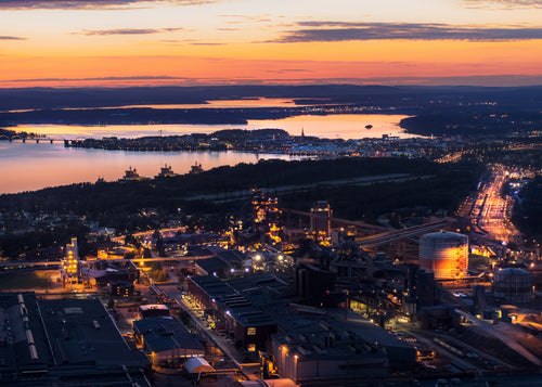 Industrilandskap vid solnedgången med utsikt över Luleå och natursköna vyer över vattnet