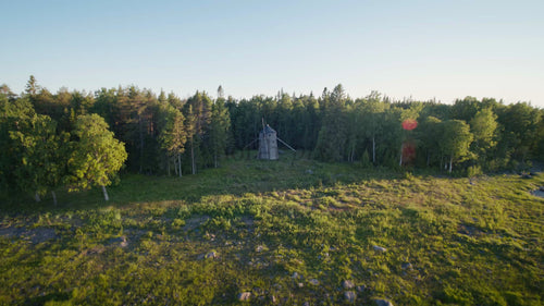 Sommarkvällsdrönbild av en väderkvarn i Luleå, Sverige