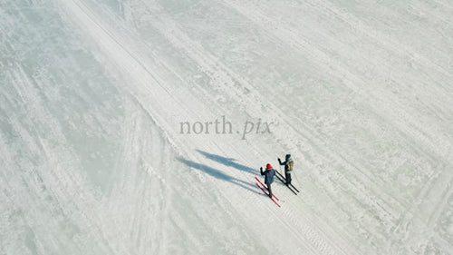 Flygfoto över längdskidåkare på frusen sjö i Luleå, Sverige, vinterdag