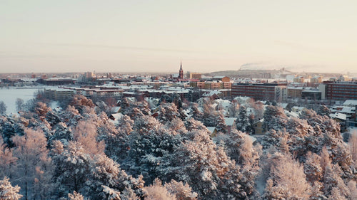 Vinterland: Flygfoto över snötäckta Luleå, Sverige i solnedgången