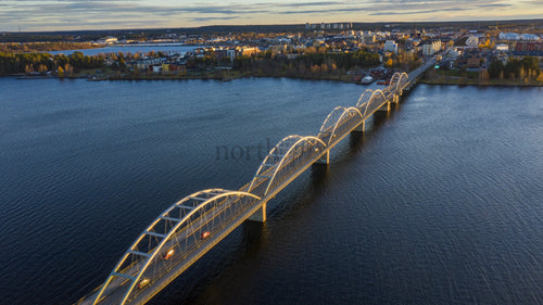 Gyllene timmen Timelapse av Luleå stad och bro: Flygfoto över solnedgången i Sverige på hösten