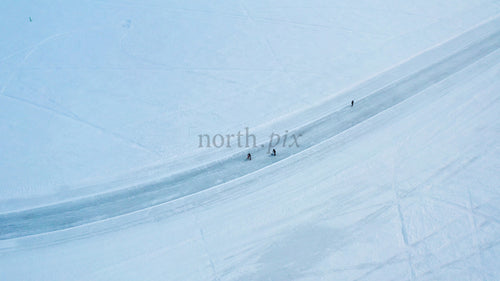 Flygfoto över längdskidåkare i snöiga Luleå, Sverige